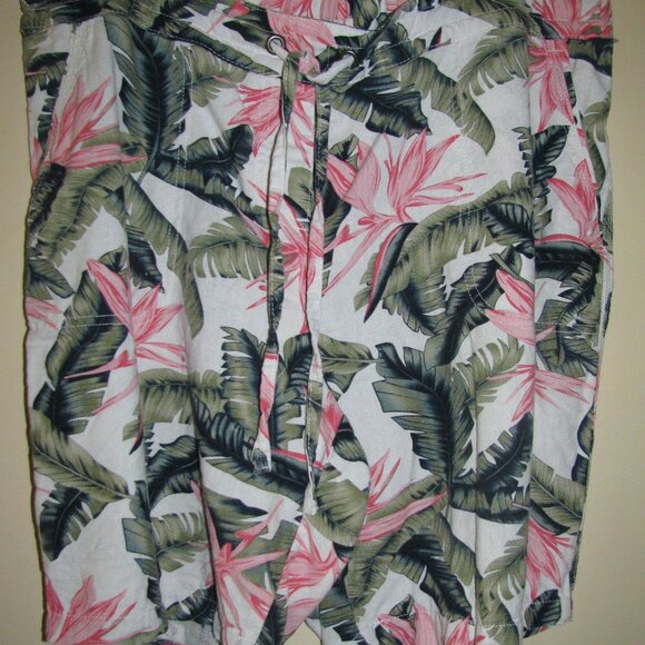 Hawaiin print shorts with pull string tie in front - size fits like an XXL - Picture 1 of 5